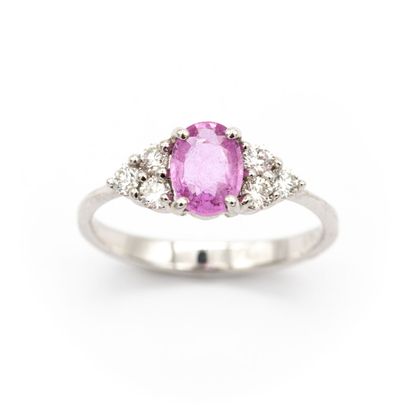 null Bague en or blanc (750) 18K sertie d'un saphir rose taille ovale de 0,85 carat...