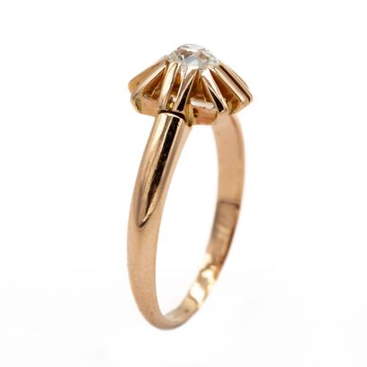 null 18K (750) rose gold ring set with a cushion-cut diamond of approximately 0.25...