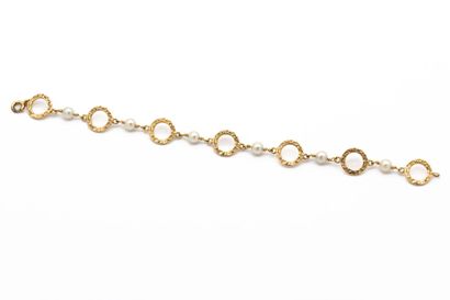 null Flexible bracelet in 18 K (750) yellow gold with hammered rings on one side...