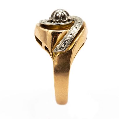 null Bague tourbillon deux ors 18 K (750) sertie de diamants. 

Poids 3,5 g 

TDD...