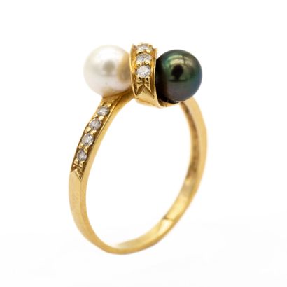 null Yellow gold "You and I" ring with one white and one black cultured pearl in...