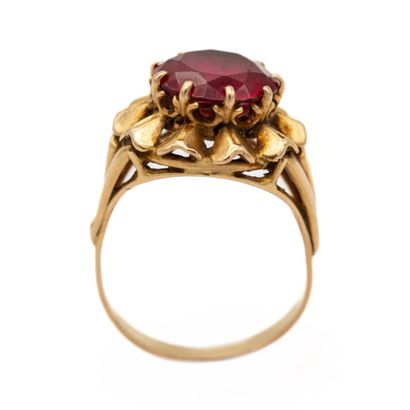 null Bague en or jaune 18 K (750) ornée d'une pierre rouge imitation . 

Poids 5,10...