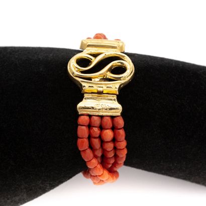 null Bracelet composé de quatre rangs de perles de corail,figurant un serpent. fermoir...