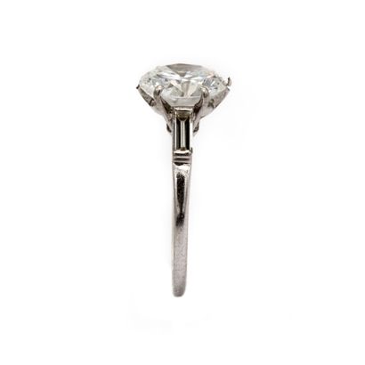 null Bague en platine griffée d'un diamant taille ancienne de 2,61 carats couleur...
