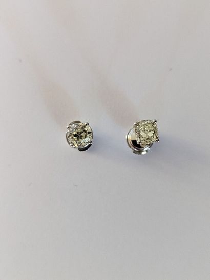 null Paire de puces d'oreilles or blanc 18 K (750) griffées d'un diamant. 

Poids...