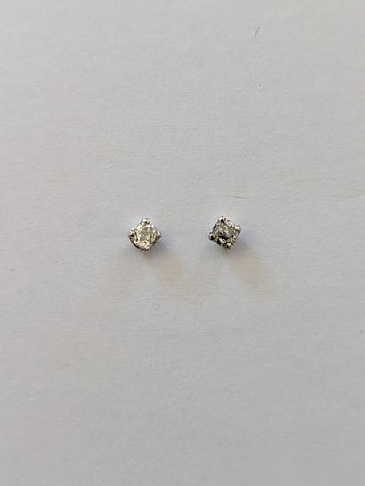 null Paire de puces d'oreilles en or blanc (750) 18K griffées de diamants. 

Poids...