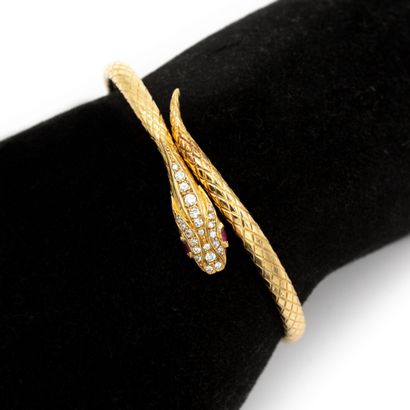 null Bracelet serpent articulé en or jaune ciselé 18 K (750), la tête pavée de diamants,...