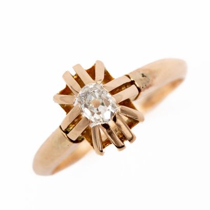null 18K (750) rose gold ring set with a cushion-cut diamond of approximately 0.25...