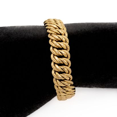 null Flexible bracelet in 18 K (750) yellow gold, American mesh. 

Weight : 29,5...