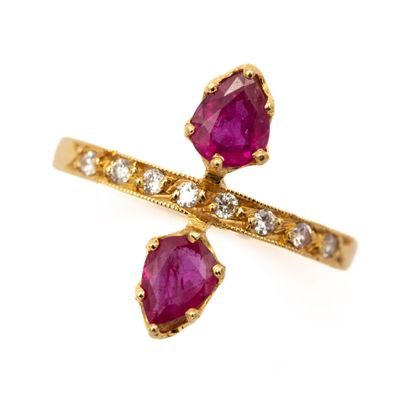 null Ring in 18 K (750) yellow gold with two pear-shaped rubies. The ring partially...