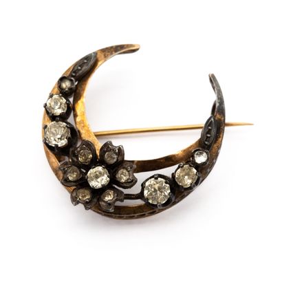 null Brooch in yellow gold 18 K (750), representing a crescent moon enhanced by a...
