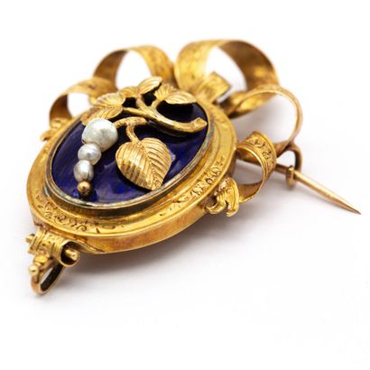 null Attributed to MELLERIO MELLER 18K yellow gold oval translucent blue enamel brooch...