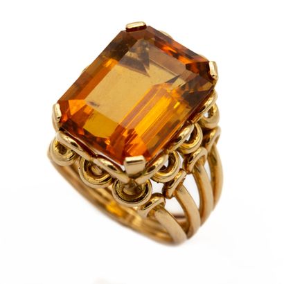 null Importante bague chevalière en or jaune 18 K (750), griffée d'une topaze. 

Poids...