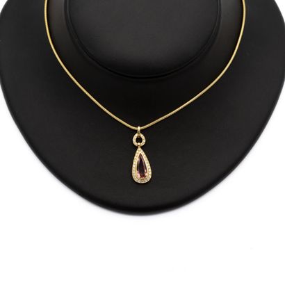 null 18K (750) yellow gold snake chain, holding a pendant with a pear-shaped pink...