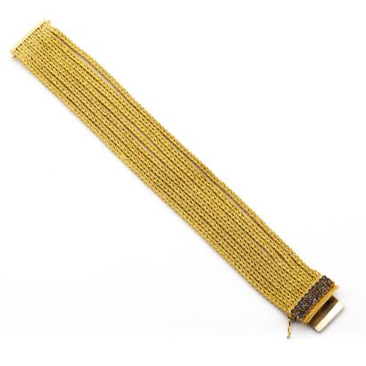 null Bracelet en or jaune, mat 18 K (750) à huit rangs maille tressée, fermoir à...