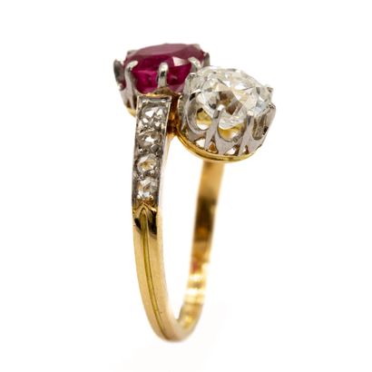 null Bague "Vous et Moi" en or jaune 18 K (750), ornée d'un rubis et d'un diamant...