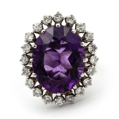 null Daisy ring in white gold (750) 18K in the center an oval faceted amethyst, surrounded...