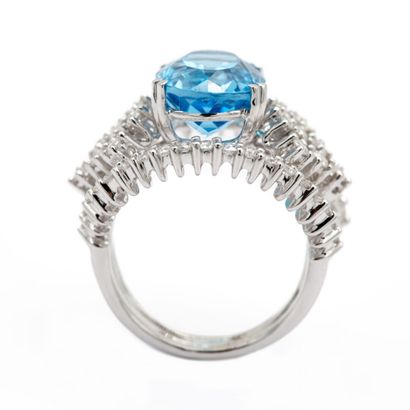 null Important 18K (750) white gold double claw ring holding an oval blue topaz of...