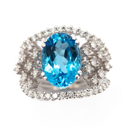 null Important 18K (750) white gold double claw ring holding an oval blue topaz of...