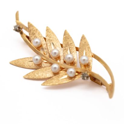 null Brooch in 18 K (750) yellow gold forming a palm, each leaf decorated with a...