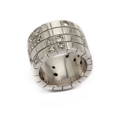 null Band ring in 18K white gold (750), chased with cubes, some set with diamonds.

(two...