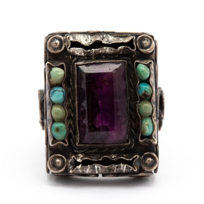 null Important silver ring, rectangular basket set with an imitation violet stone,...