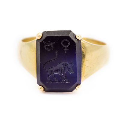 null Ring in 18 K (750) yellow gold with a doublet, intaglio with the sign of the...