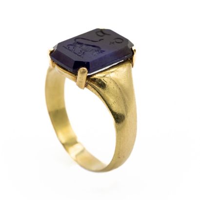 null Ring in 18 K (750) yellow gold with a doublet, intaglio with the sign of the...