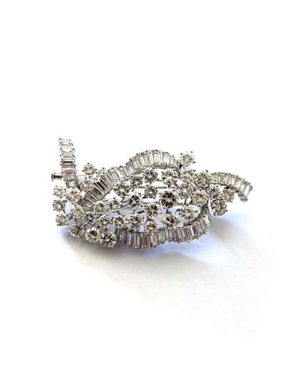 null 18K (750) white gold corsage clip, featuring a leaf of modern-cut diamonds highlighted...