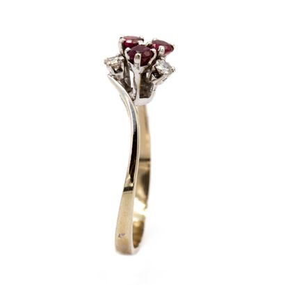 null Ring in 18 K (750) white gold bouquet of rubies and diamonds. 

Weight 2,20...