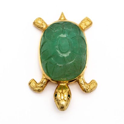 null Pendant in 18 K (750) yellow gold representing a turtle with an engraved cabochon...