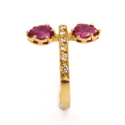 null Ring in 18 K (750) yellow gold with two pear-shaped rubies. The ring partially...