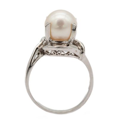 null Platinum ring (900), four claws holding a cultured pearl. 

Gross weight : 6,60...