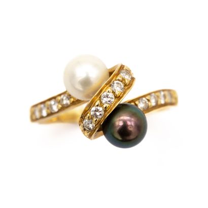 null Yellow gold "You and I" ring with one white and one black cultured pearl in...