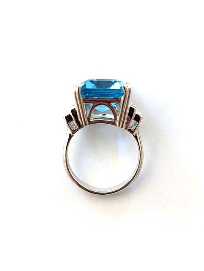 null Bague style art deco en or blanc (750) 18K sertie d'une topaze bleue taille...