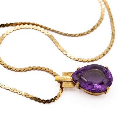 null 18K (750) yellow gold chain, holding a pear-cut amethyst pendant. 

Gross weight...