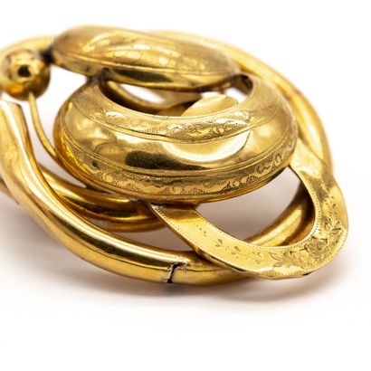null Brooch in 18 K (750) yellow gold, intertwined volutes, chased. (shocks and accidents)...
