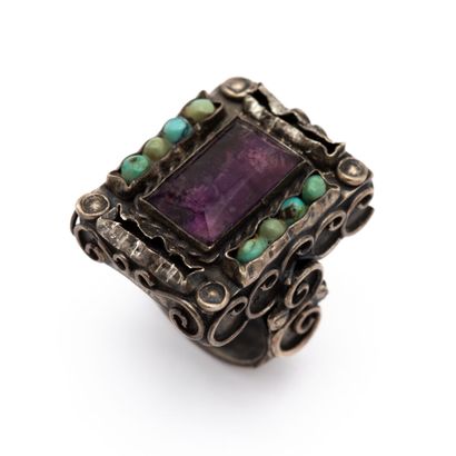 null Important silver ring, rectangular basket set with an imitation violet stone,...