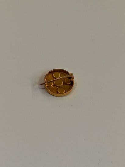 null Broche en or jaune 14 K (585), pastille ronde à effet craquelé centrée d'une...