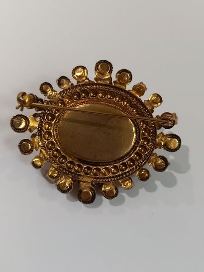 null Broche baroque en métal doré et pierres de couleur