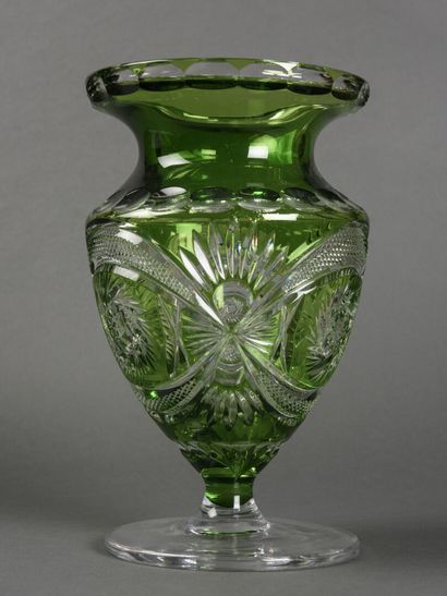 null Grand vase en cristal taillé vert

H : 35 cm