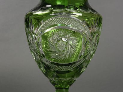 null Grand vase en cristal taillé vert

H : 35 cm