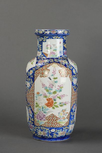 Chine 
Vase à décor de fleurs 
H : 40 cm