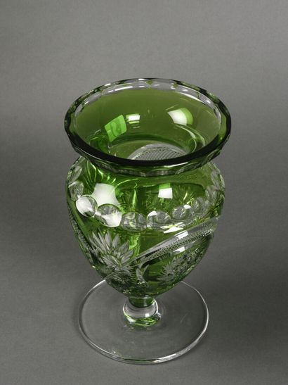 null Grand vase en cristal taillé vert

H : 35 cm