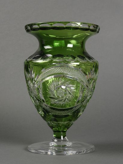 null Grand vase en cristal taillé vert

H : 35 cm