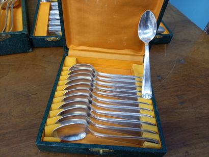 null Ménagère en métal argenté Art Déco comprenant des couteaux, couverts et couverts...