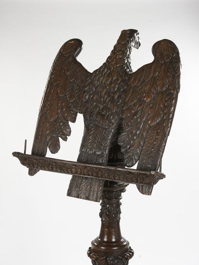 null Important pupitre en chêne sculpté d'un aigle les ailes déployées
Piètement...