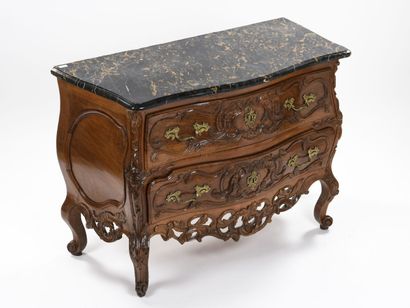 null Commode en noyer mouluré sculpté, galbée sur trois faces et ouvre par deux tiroirs...