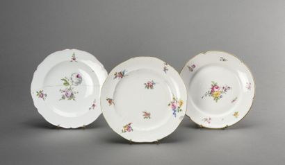 null SEVRES assiette en porcelaine tendre aile chantournée, decor polychrome de bouquets...