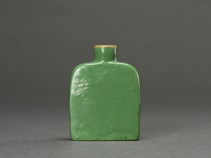 null CHINE Tabatière en porcelaine de couleur verte ( manque le couvercle)
H : 7...